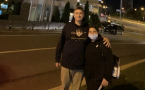 Doktor Gavrankapetanović i djevojčica Nadin ispred bolnice u Turskoj