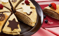 Torta od palačinki punjena bademima i obogaćena vrhnjem zadovoljit će sve sladokusce
