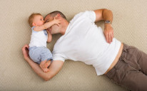 Novopečeni očevi uživaju u igranju i nježnosti sa bebom